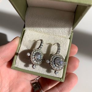 Judith rips earrings